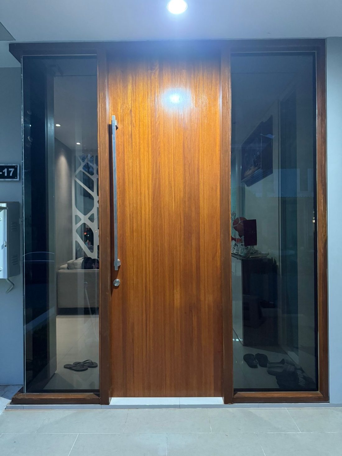Pivot door